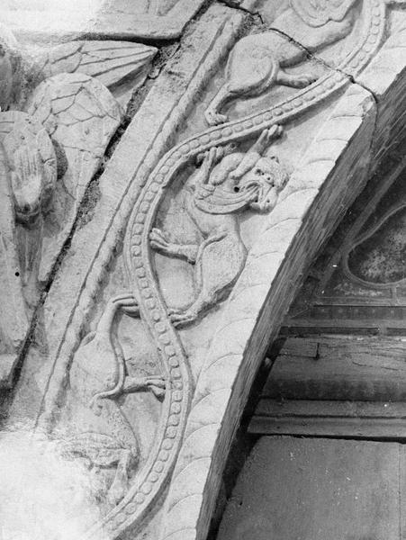 Maison abbatiale : portail sculpté, détail du claveau gauche orné de griffons (tympan transféré dans la galerie du cloître)