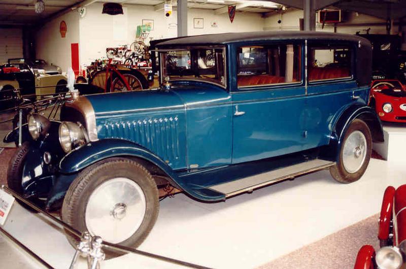 voiture automobile d'Henri Marrel (?) : berline Voisin type C11, porte conducteur ouverte