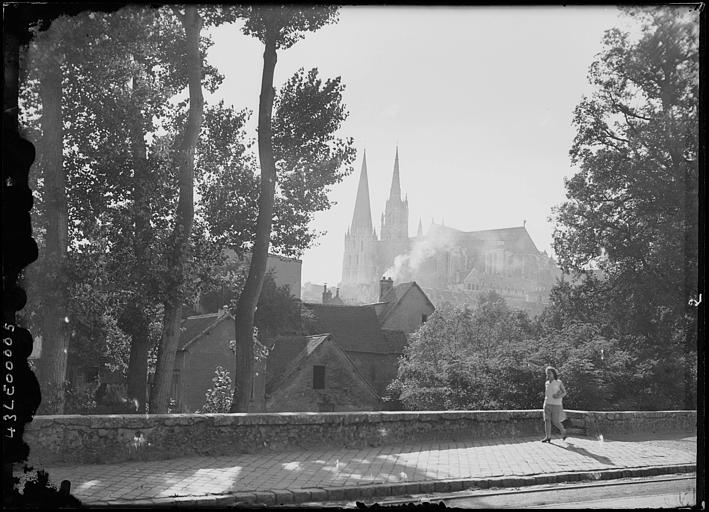 La ville entre les arbres et le parapet