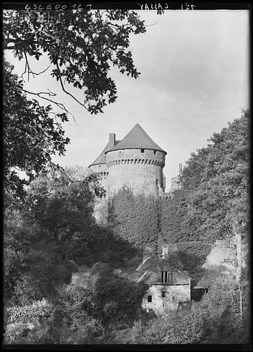 Moulin au premier plan