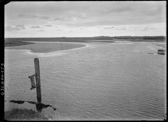 La baie , le sable, piquet à gauche