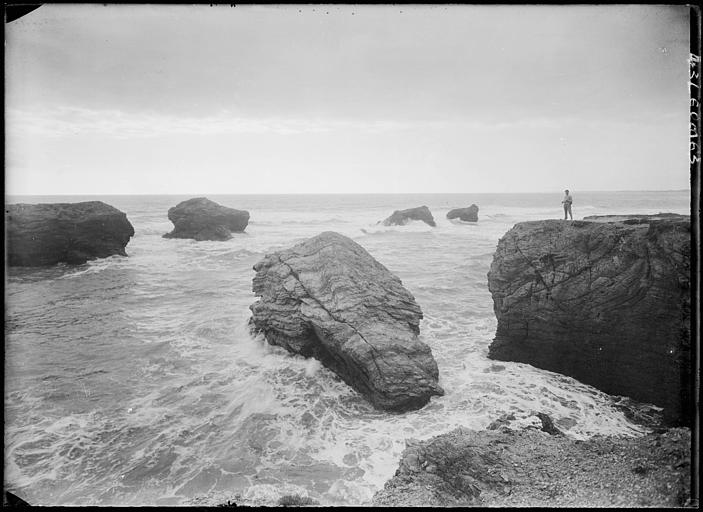 Rochers et pêcheur à droite