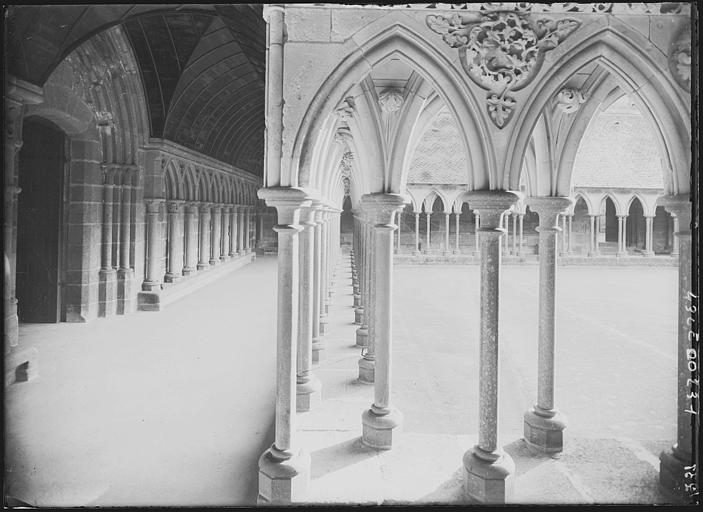 Cloître, angle face à la colonnade