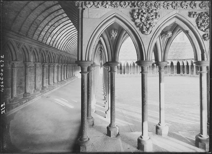 Cloître, angle face à la colonnade