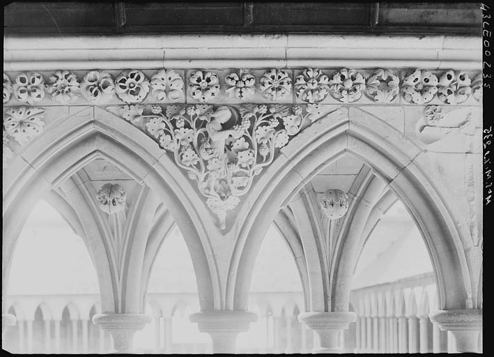 Cloître, écoinçon du bénédictin