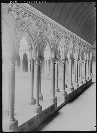 Cloître, perspective d'un côté