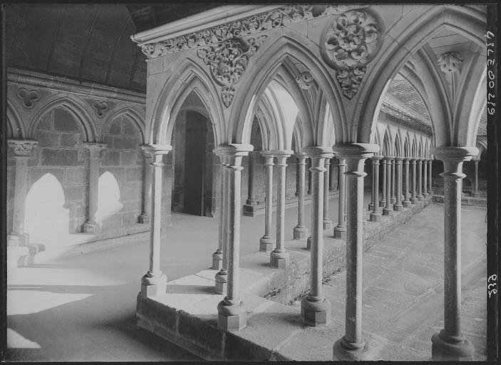 Cloître, angle côté réfectoire