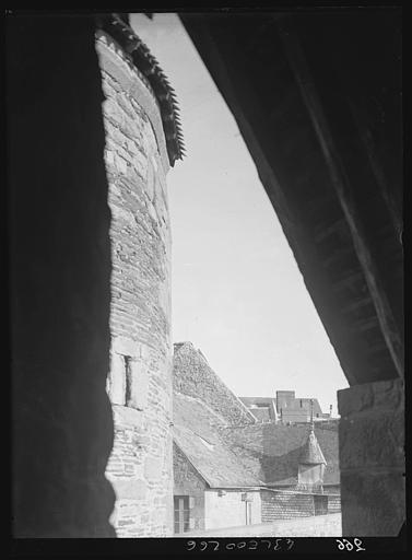 Vue sous la tour de l'arcade