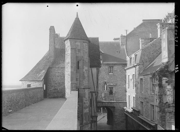 Remparts et maisons, tour de l'arcade