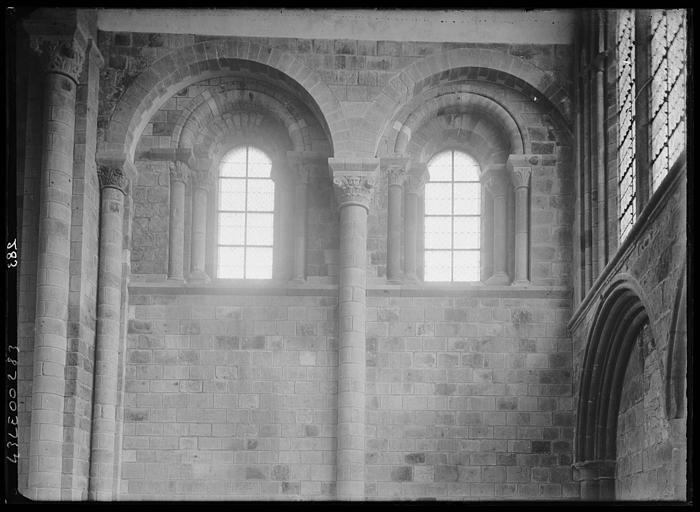 Abbatiale, deux fenêtres romanes, transept