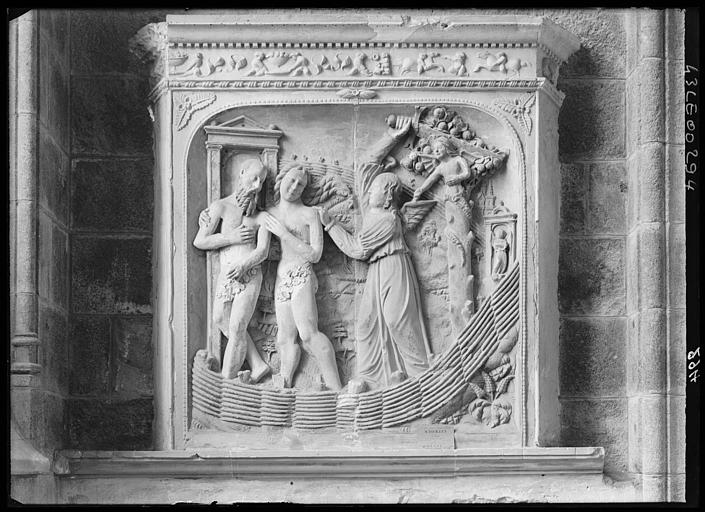 Abbatiale, bas-relief Adam et Eve chassés du Paradis