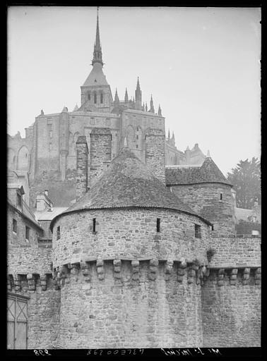 Tour de l'arcade et abbaye