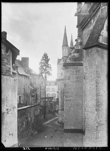 Deux contreforts et vieilles maisons