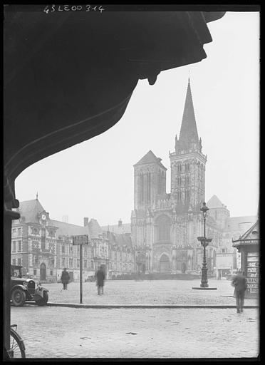 Vue de la place, avec angle maison