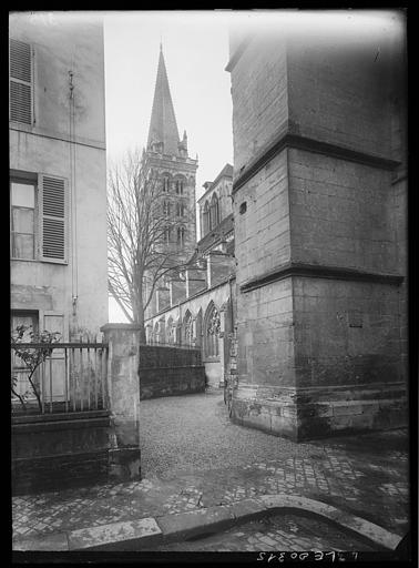 Contrefort transept et clocher à flèche