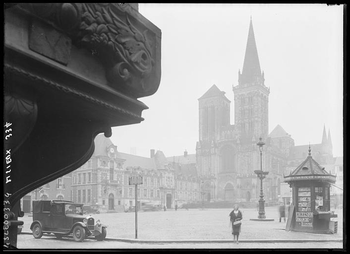 Façade, la place et Palais de justice