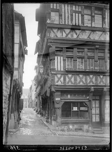 Au fond de la rue, église Saint-Jacques