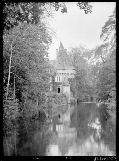 Vue avec reflet dans l'eau