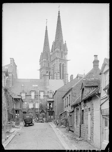 Ruelle et deux voitures