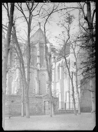 Abside entre les arbres