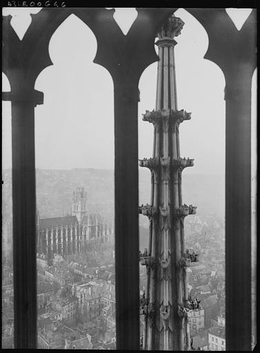 Vue à travers la flèche