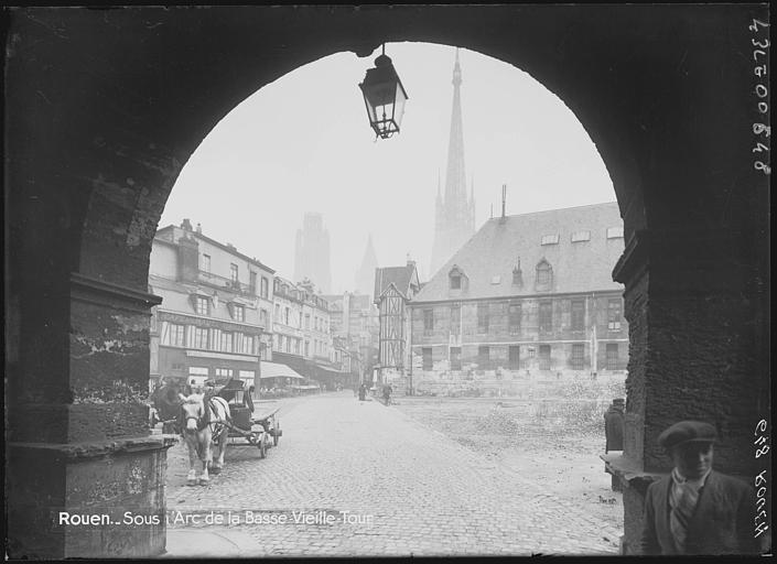 La place animée vue sous l'arc