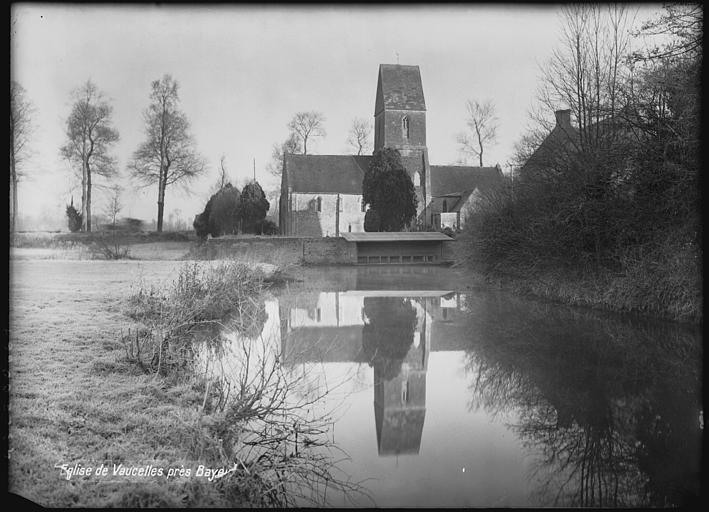 L'église et reflet dans l'eau