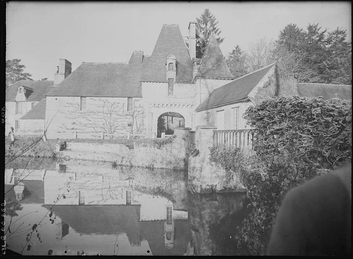 Manoir Louis XIII et reflet dans l'eau