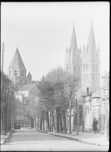 Vue prise du n° 60 de la place Saint-Martin