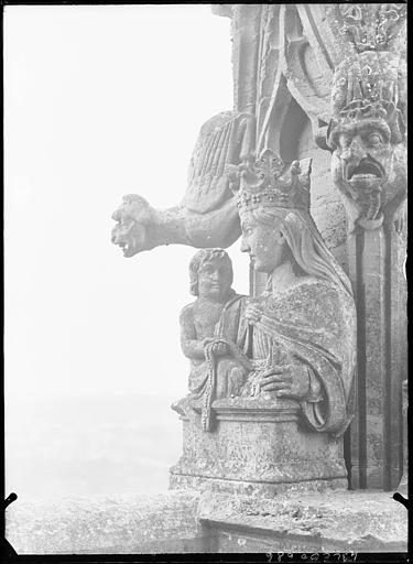 Vierge avec couronne fleuronnée