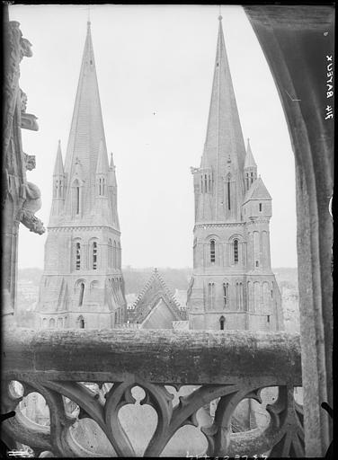 Balustrade de la tour centrale et deux flèches