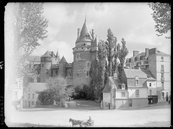 Vue de la route, deux tours et jardin