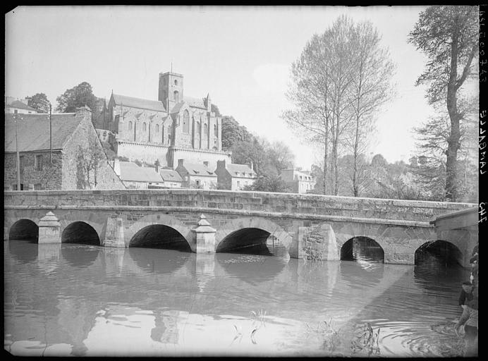 Pont, chapelle et reflets dans l'eau