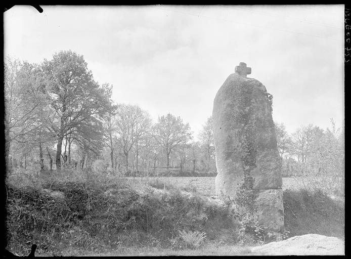 Menhir christianisé avec Croix