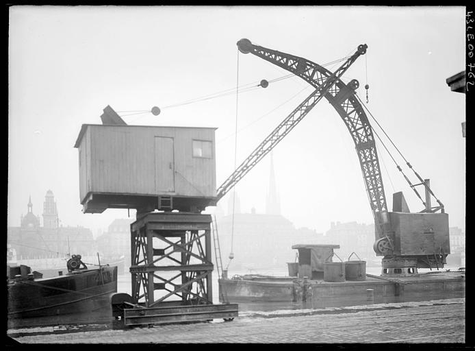 La ville et la cathédrale, grues au premier plan