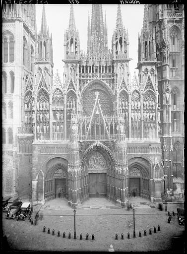 Façade entre deux tours, et la place