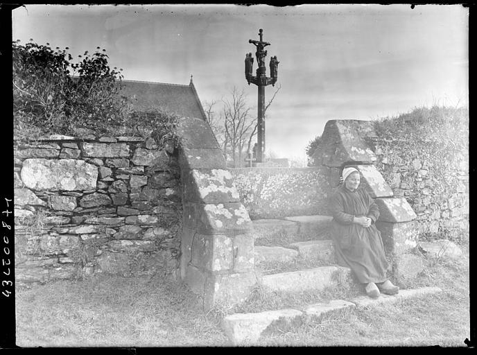 Bretonne assise sur les marches de l'escalier