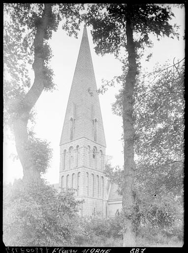 Clocher roman entre les arbres