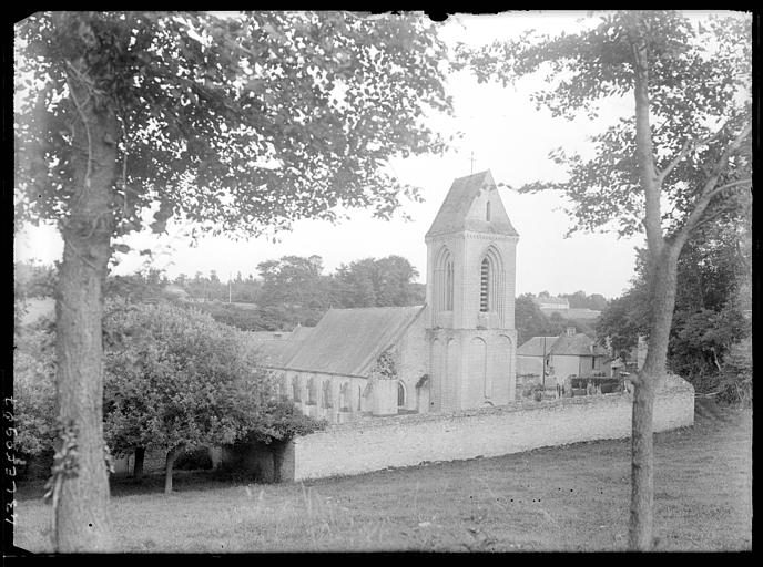 Vue d'ensemble entre deux arbres