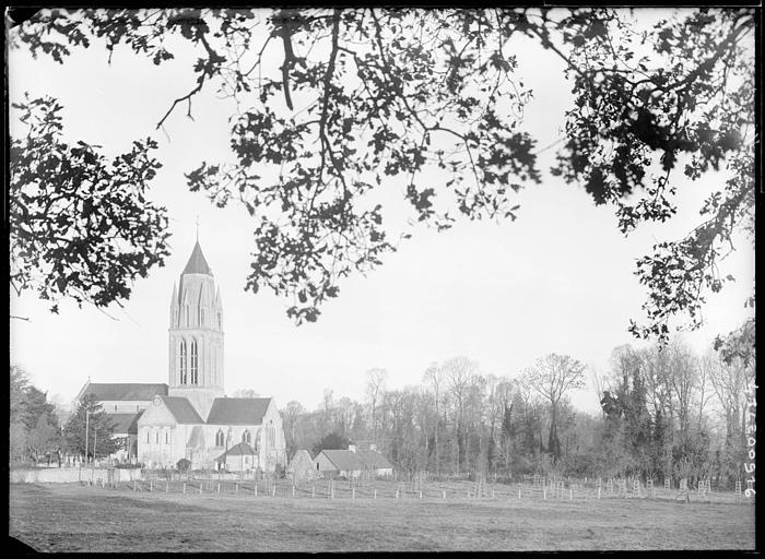 Vue d'ensemble et clocher avec branches d'arbre