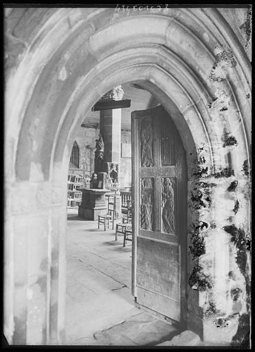 Intérieur sous l'arc du porche