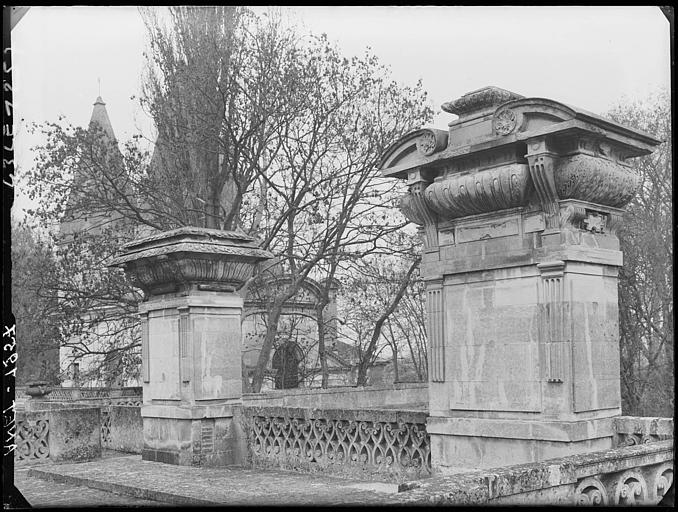 Cheminées et sarcophage