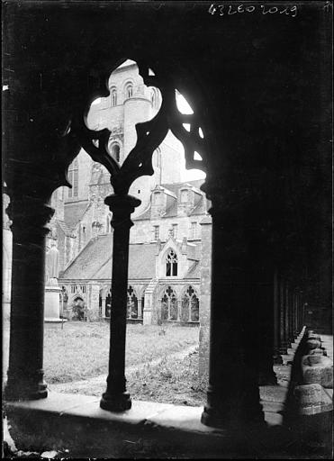 Le cloître et la tour à travers une fenêtre