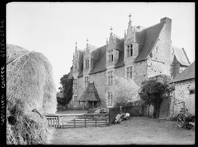 Façade : quatre lucarnes