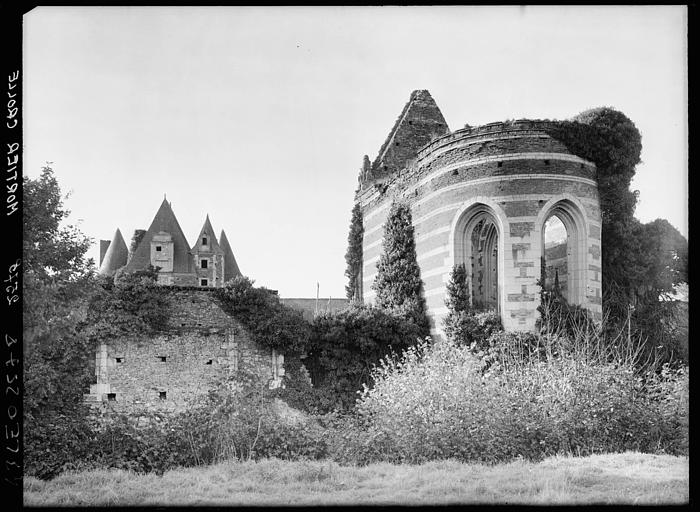 Chapelle et château au fond