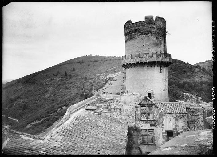 Tour et toits, montagne au fond