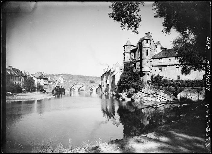 Vue d'ensemble avec la rivière