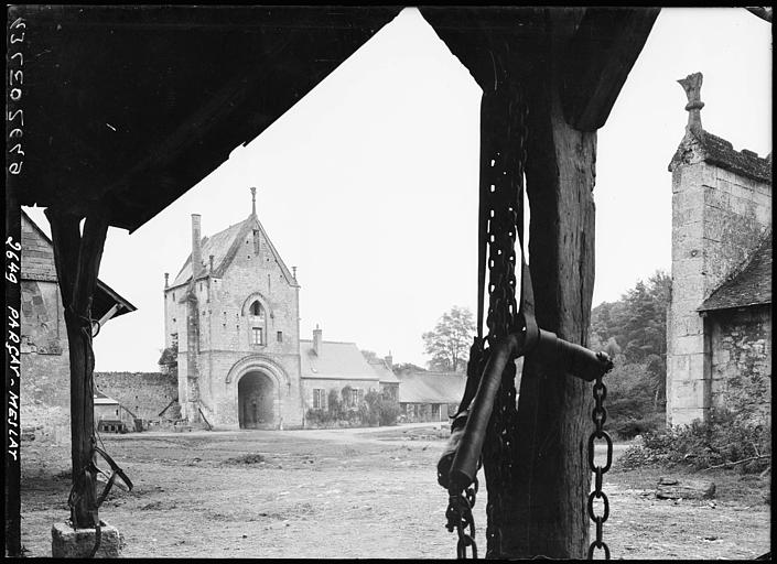 Tour avec deux piliers et porche d'entrée