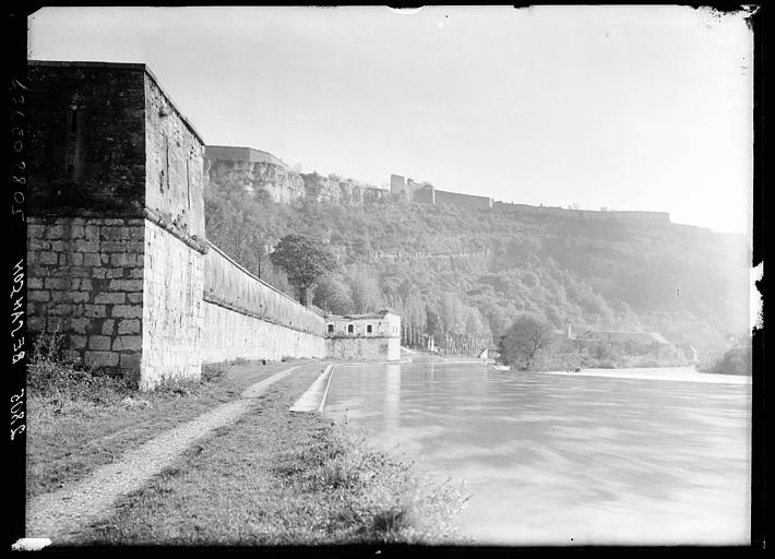 Mur, angle des remparts, et le Doubs