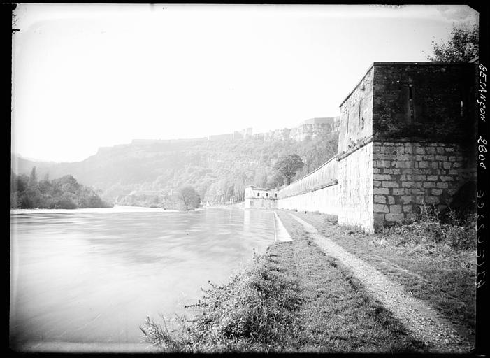 Mur et angle des remparts